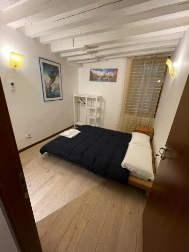 Single Room with Private Bathroom image 5