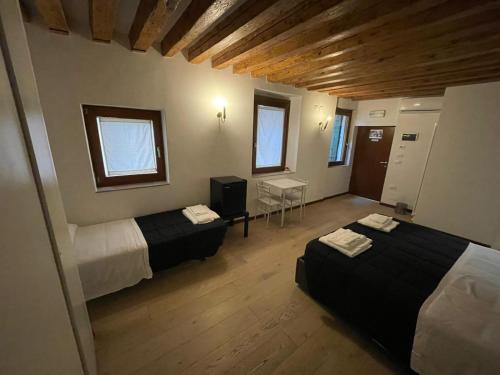 Triple Room with Private Bathroom image 3