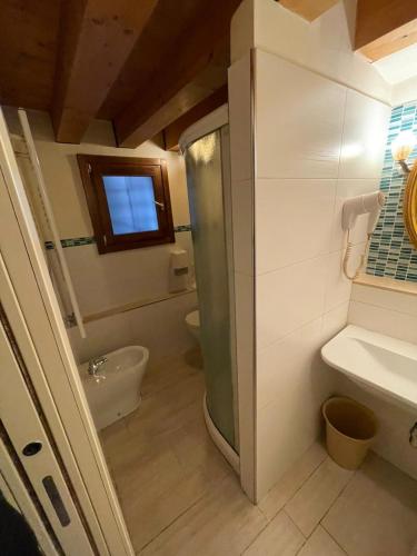 Double Room with Private Bathroom image 1
