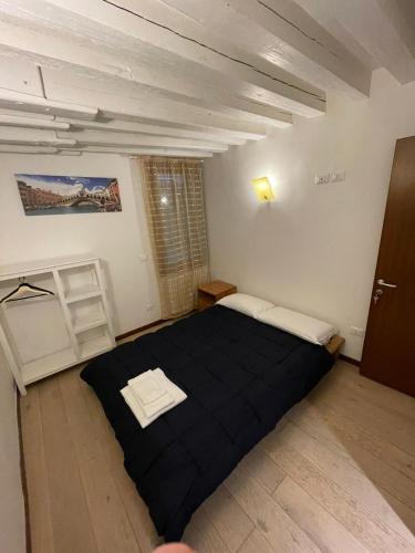 Single Room with Private Bathroom image 4