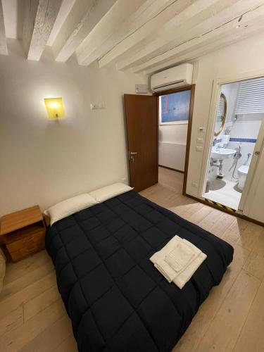 Single Room with Private Bathroom image 2