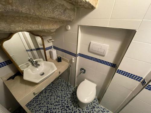 Single Room with Private Bathroom image 1