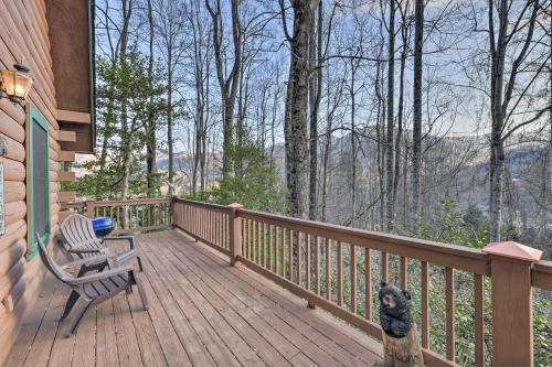 Cabin with Fire Pit 5 Mi to Cataloochee Skiing in Maggie Valley, Vereinigte Staaten von Amerika