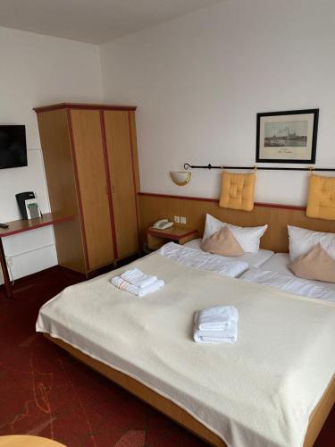 1 queen bed, 2 sofa beds