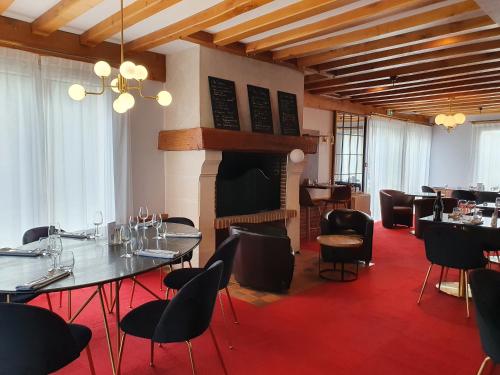 Hôtel Restaurant La Paix La Robe et le Palais 5