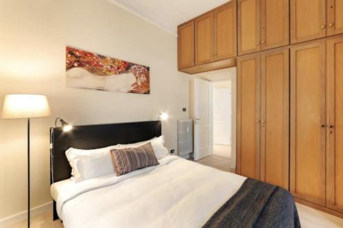 Sunny flat in elegant building close to Colosseum 2