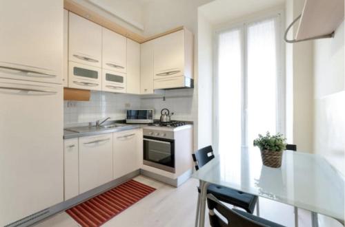 Sunny flat in elegant building close to Colosseum 4
