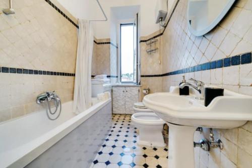 Sunny flat in elegant building close to Colosseum 5