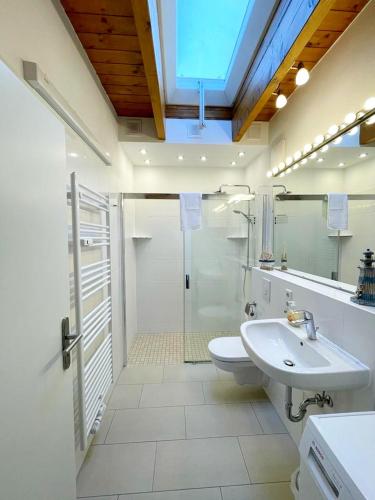 ห้องน้ำ, Ferienwohnung im Stadtzentrum von Bernau - Komfortable Wohnung mit 2 Zimmern, Bad, Spulmaschine, Was in แบร์นาว ไบ เบอร์ลิน