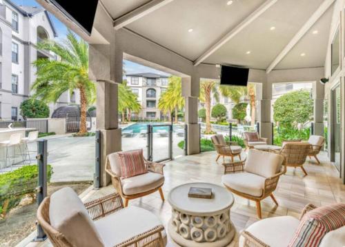 Cosmopolitan Apt w/Pool,Parking,KingBed/ Walk2 NRG