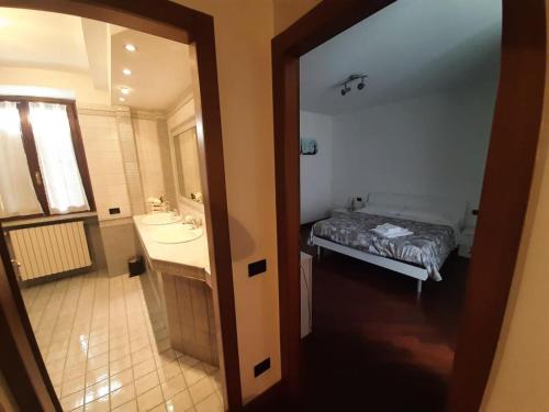 Deluxe Double Room with External Private Bathroom and Bath