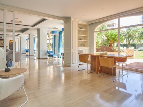ผับ/เลาจน์, Mònica Hotel (Monica Hotel) in ใจกลางเมืองกัมบริลส์