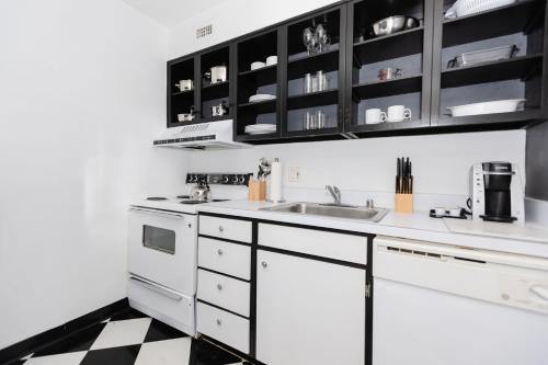 2 Queen One Bedroom Apartment