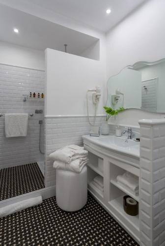 Prestige Double Room with Partial Sea View and Balcony image 4