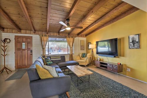 Vibrant Tucson Home Pool Hot Tub and Fire Pit - image 2