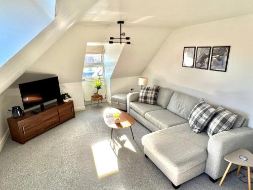 Swanage Holiday Penthouse Apartment, Moments from Beach and Town, On Site Parking, Fast WIFI, Sleeps up to 6, Rated Exceptional - Swanage