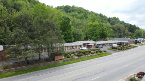 Parkway Inn - Hotel - Waynesville
