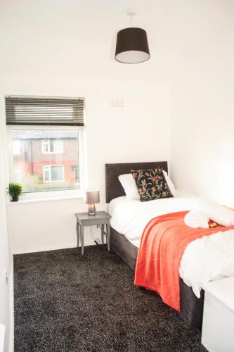 Trafford House - Stylish 3-bed home with private parking