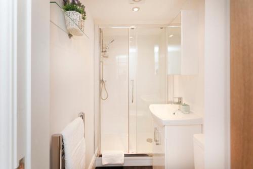 Bathroom, Bowling Green Apartment - West Bridgford in Trent Bridge