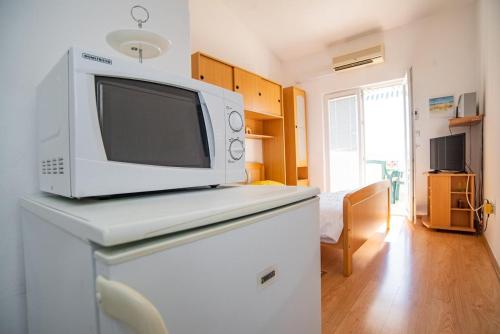 Apartments by the sea Sumpetar, Omis - 2808