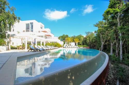 Unique 2 Level Penthouse Charming Rooftop with Hot Tub Loungers and Swing Seat Close to Golfcourse