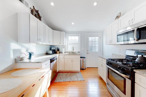 Downtown Beach Cottage in West Yarmouth, USA