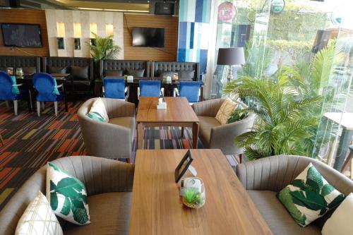 Chaisaeng Palace Hotel in Sing Buri