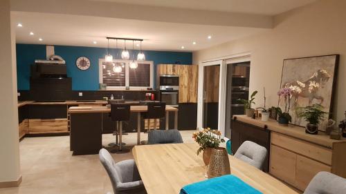 Bếp, Superbe Maison Jacuzzi+Piscine au cœur des vignes in Rouffach