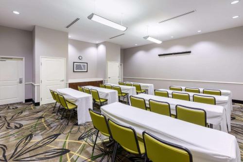 La Quinta Inn & Suites by Wyndham Houston Nw Beltway 8 / West Rd - image 12