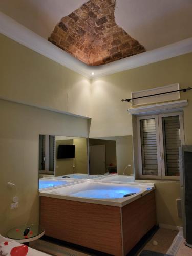 Queen Room with Spa Bath image 10