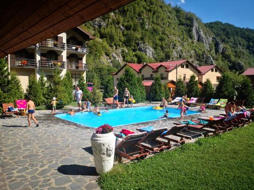 Bassein, HOTEL CARPATHIA in Lunca Vişagului