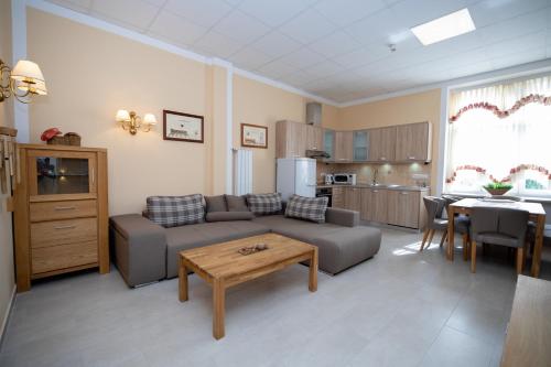 2 bedrooms, 3 beds