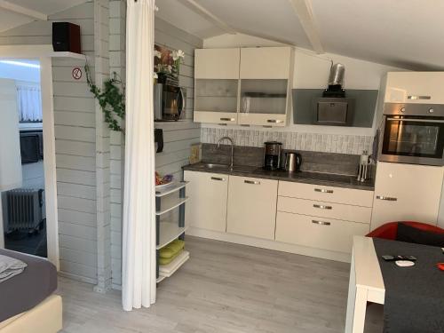 Holzhaus Leverkusen 778m von Pfarrkirche St. Remigius entfernt