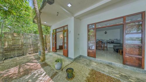 Dodanduwa River Face Villa