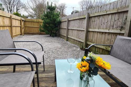 Delightful 1-bed Chalet, Sleeps 2 (pets Welcome), Penryn, Cornwall