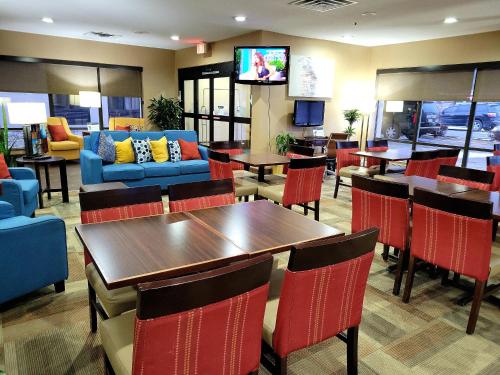 共用Lounge/電視區, Comfort Inn, Erie - Near Presque Isle in 伊利市中心