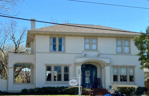 Avenue O Bed and Breakfast - image 5