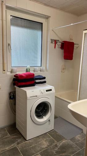 Cosy 3 Zimmer Whg incl großer Wohnkuche, Smart TV, WLAN, Eutelsat & Astra Satelliten TV, viele Parkp in 美茵河畔富樂紳