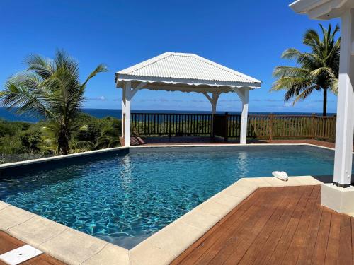 Villa de 4 chambres avec vue sur la mer piscine privee et jardin clos a Le Moule a 1 km de la plage