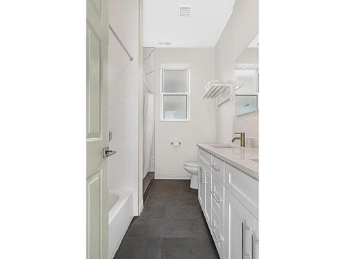 Spacious 5-BR Apt next to transit Free Parking in Chicago, USA