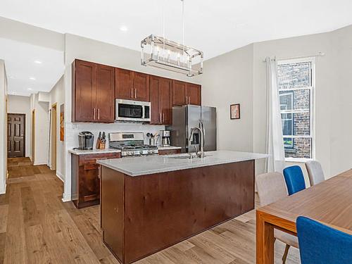 Facilities, Spacious 5-BR Apt next to transit Free Parking in North Lawndale