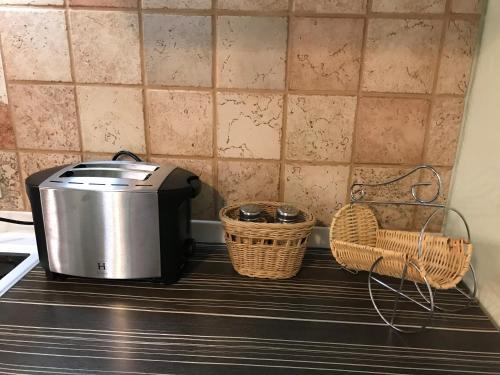 Spacious 1bdrm apartment near metro. Free parking in Länsimäki