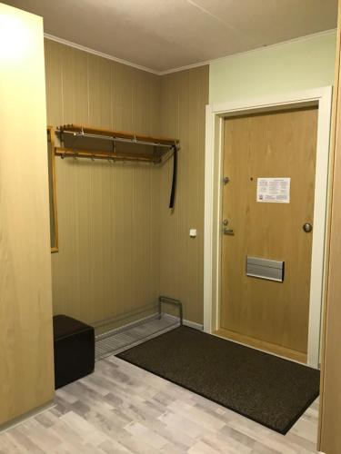 Spacious 1bdrm apartment near metro. Free parking in Länsimäki