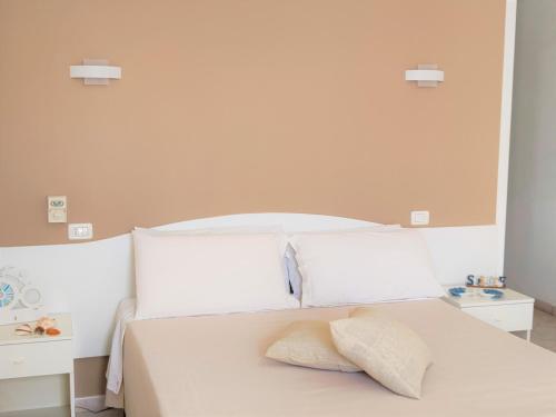 1 queen bed, 1 twin bed