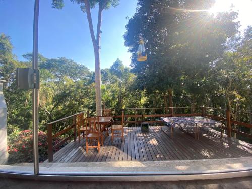 Casa de campo com muito verde e paz, 2 quartos, Wi-Fi, churrasqueira, deck, trilha in Nazare Paulista