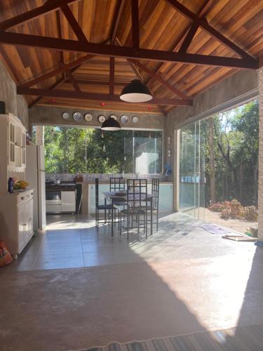 Casa de campo com muito verde e paz, 2 quartos, Wi-Fi, churrasqueira, deck, trilha in Nazare Paulista