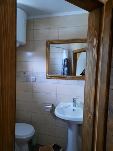 Bad, Golemi kamik Pirot Vlasi in Pirot