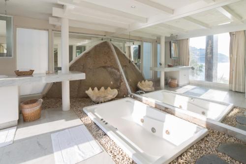 Bathroom, Maravillosa casa con 7 habitaciones, acceso directo a playa pichilingue, bahia de puerto marques, zo in Acapulco
