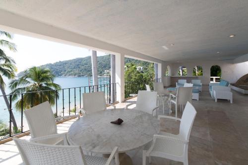 Balcony/terrace, Maravillosa casa con 7 habitaciones, acceso directo a playa pichilingue, bahia de puerto marques, zo in Acapulco