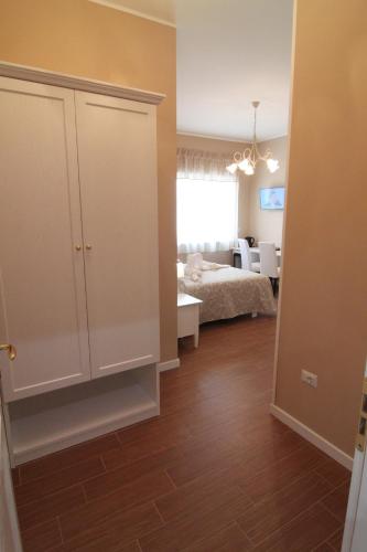 Deluxe Double or Twin Room with Balcony image 4